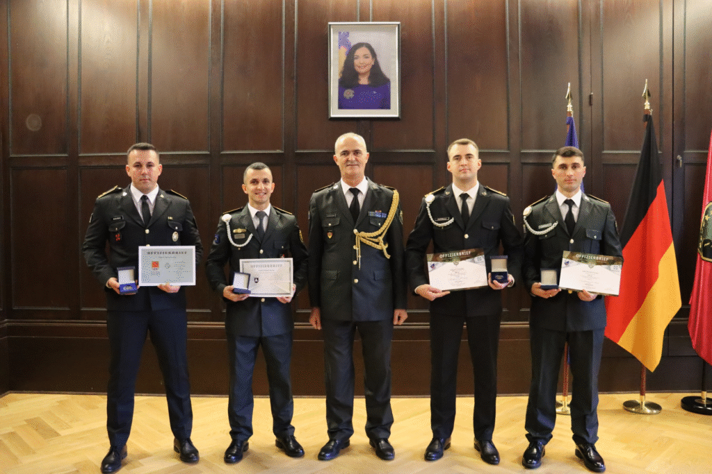 Ceremonia e përfundimit të akademisë ushtarake tre vjeçare në Republikën Federale të Gjermanisë të katër kadetëve të FSK-së. - Ceremonia përfundimit tëakademisëushtaraketrevjeçarenëRepublikënFederaletëGjermanisëtëkatërkadetëvetëFSK-së