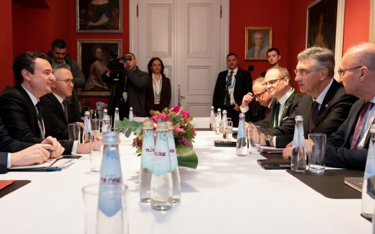 Kurti dhe kryeministri kroat diskutojnë për një mbledhje të përbashkët mes qeverive - Kurti kryeministri kroatdiskutojnëpërnjëmbledhjetëpërbashkëtmesqeverive