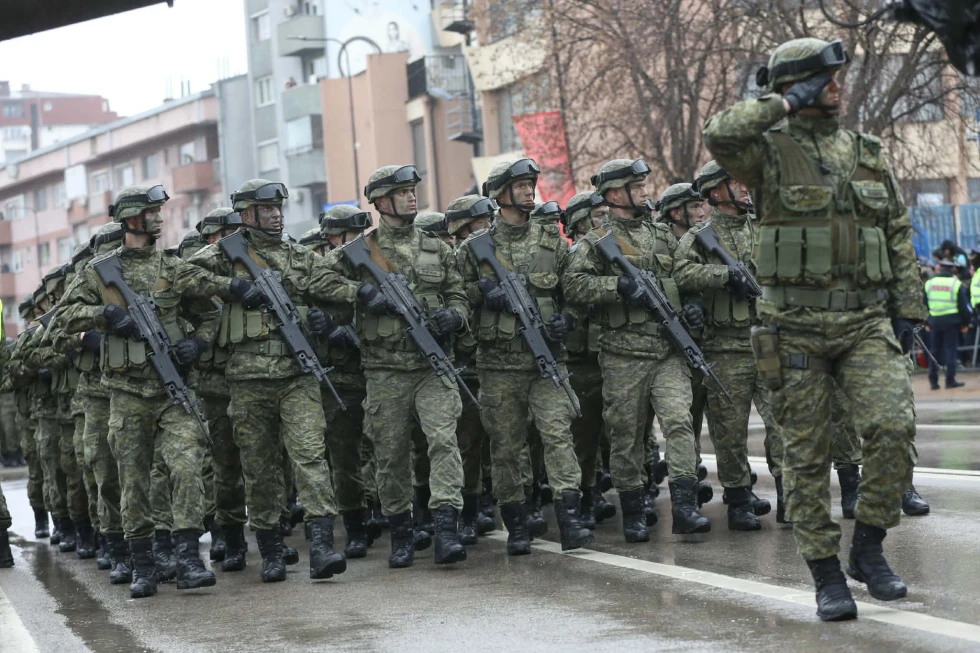 Parakalojnë Ushtria dhe Policia e Kosovës - Parakalojnë Ushtria PoliciaeKosovës