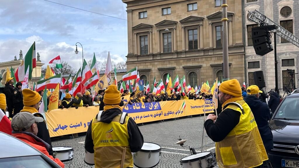 Protestë e madhe e iranianëve në Mynih në prag të Konferencës së Sigurisë - Protestë madhe eiranianëvenëMynihnëpragtëKonferencëssëSigurisë
