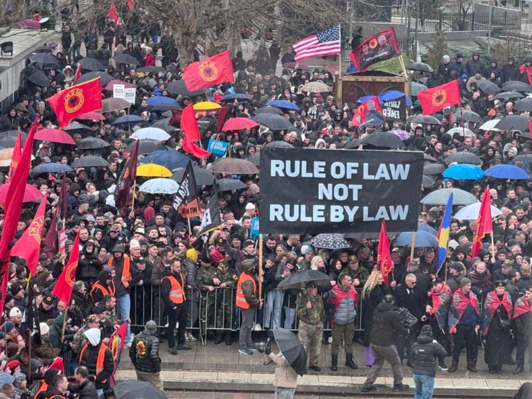 Qytetarët mbushin sheshin “Skenderbeu”, fillon marshi “Drejtësi, jo politikë” - Qytetarët mbushin sheshin SkenderbeufillonmarshiDrejtësijopolitikë