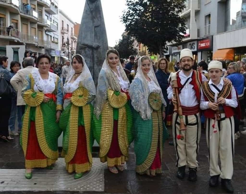 Rreth 2.25 milionë shqiptar jetojnë jashtë vendit - Rreth 225 milionë shqiptarjetojnëjashtëvendit