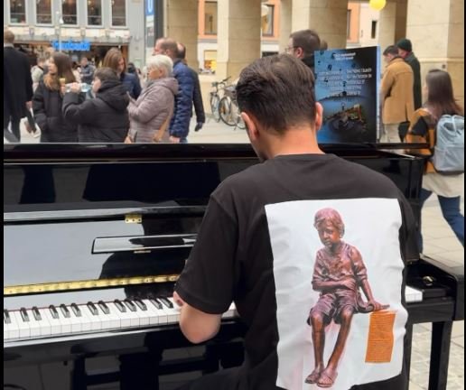 Pianisti nga Kosova përkujton në Mynih 1.432 fëmijët e vrarë gjatë luftës - Pianisti Kosova përkujtonnëMynih1432fëmijëtevrarëgjatëluftës