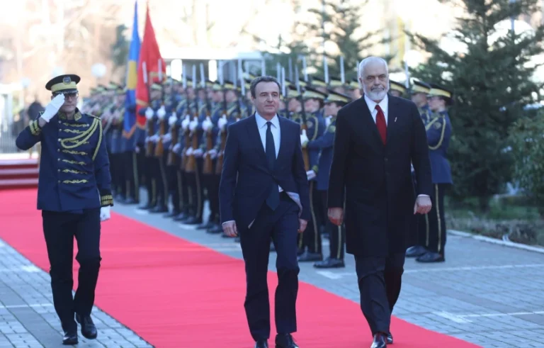 Kurti pret me ceremoni shtetërore kryeministrin Rama në Prishtinë - Kurti pret ceremonishtetërorekryeministrinRamanëPrishtinë