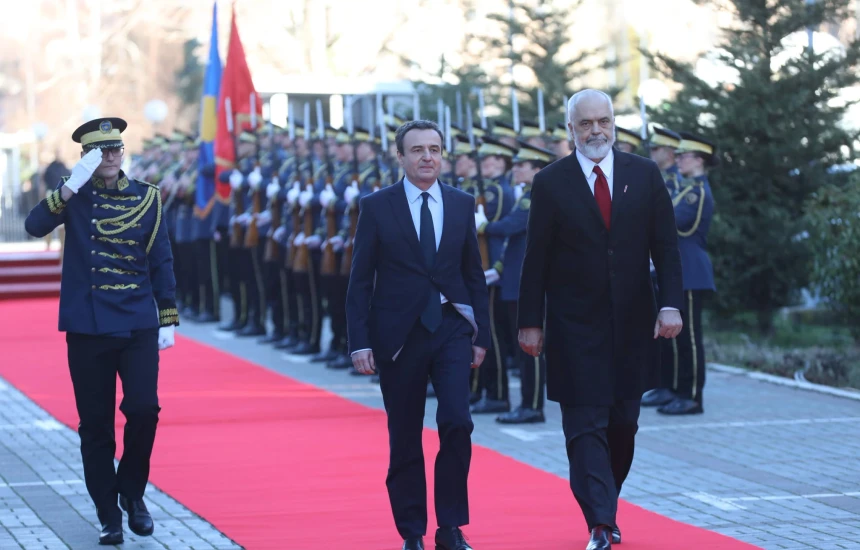 Kurti pret me ceremoni shtetërore kryeministrin Rama në Prishtinë - Kurti pret ceremonishtetërorekryeministrinRamanëPrishtinë