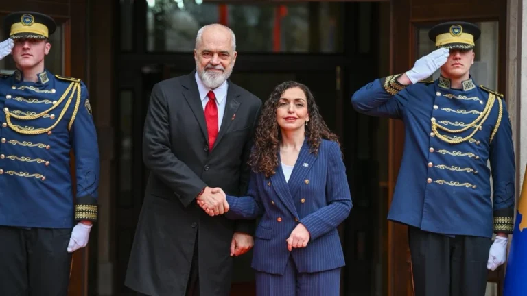 Rama zbulon “sekretin shtetëror”: Osmani u kërcënua për dy vjet pasi refuzoi bastisjen e zyrës së Presidencës nga Gjykata Speciale - Rama zbulon sekretin shtetërorOsmaniukërcënuapërdyvjetpasirefuzoibastisjenezyrëssëPresidencësngaGjykataSpeciale