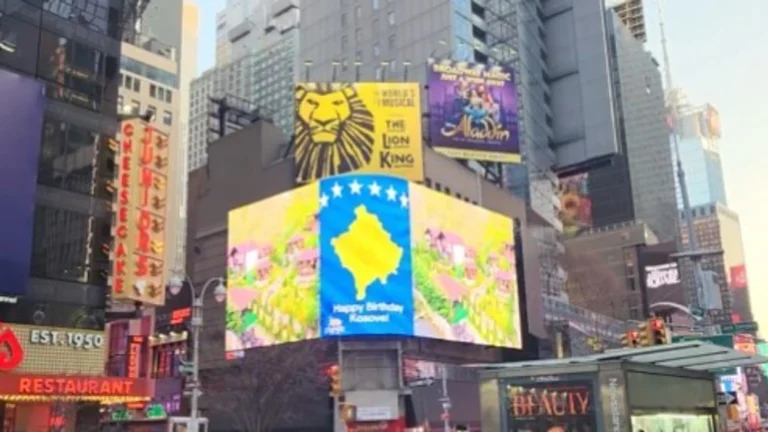 Ekranet gjigante në Times Square të Nju Jorkut shfaqin flamurin e Kosovës me rastin e 18-vjetorit të pavarësisë - Ekranet gjigante TimesSquaretëNjuJorkutshfaqinflamurineKosovësmerastine18-vjetorittëpavarësisë