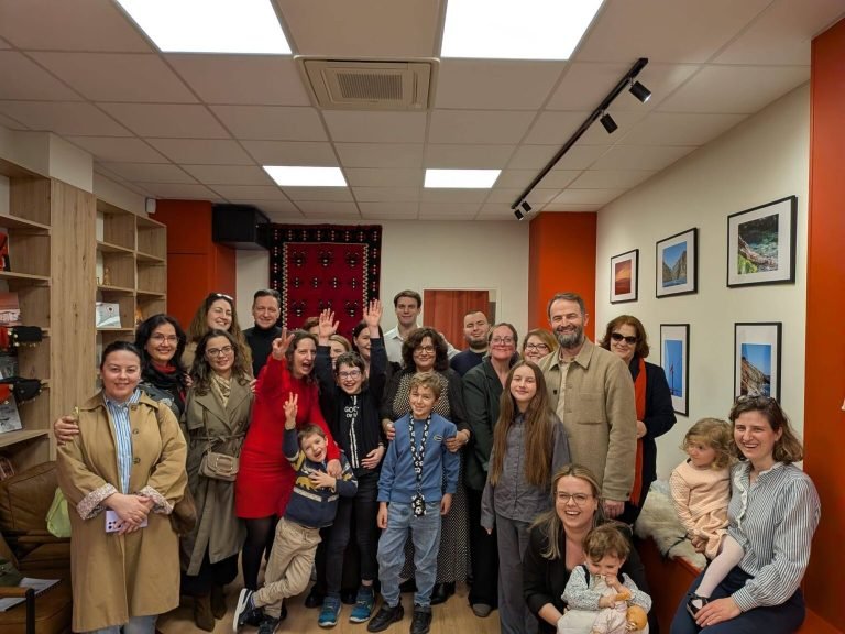 Në Paris hapet klasë për mësimin e gjuhës shqipe për fëmijët e diasporës - Paris hapet klasëpërmësiminegjuhësshqipepërfëmijëtediasporës