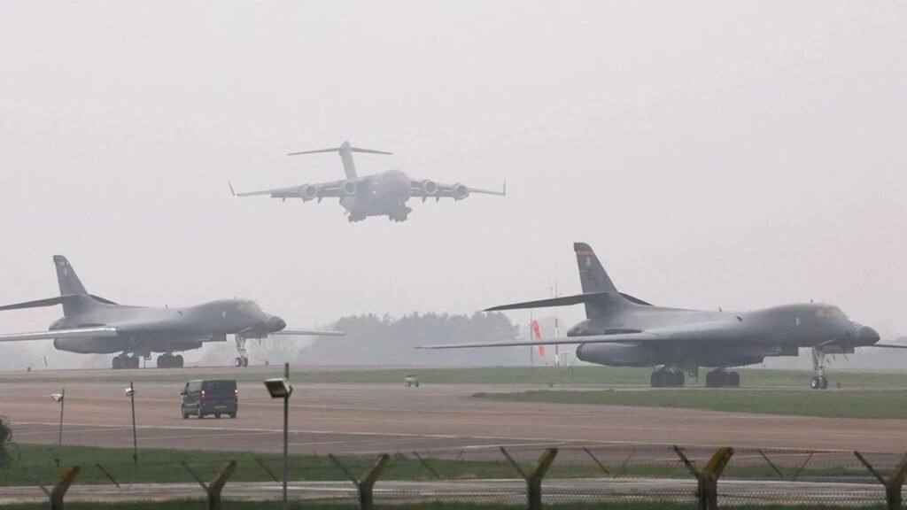 Bombarduesit amerikanë zbarkojnë në Britani, publikohen pamje - Bombarduesit amerikanë zbarkojnë nëBritanipublikohenpamje