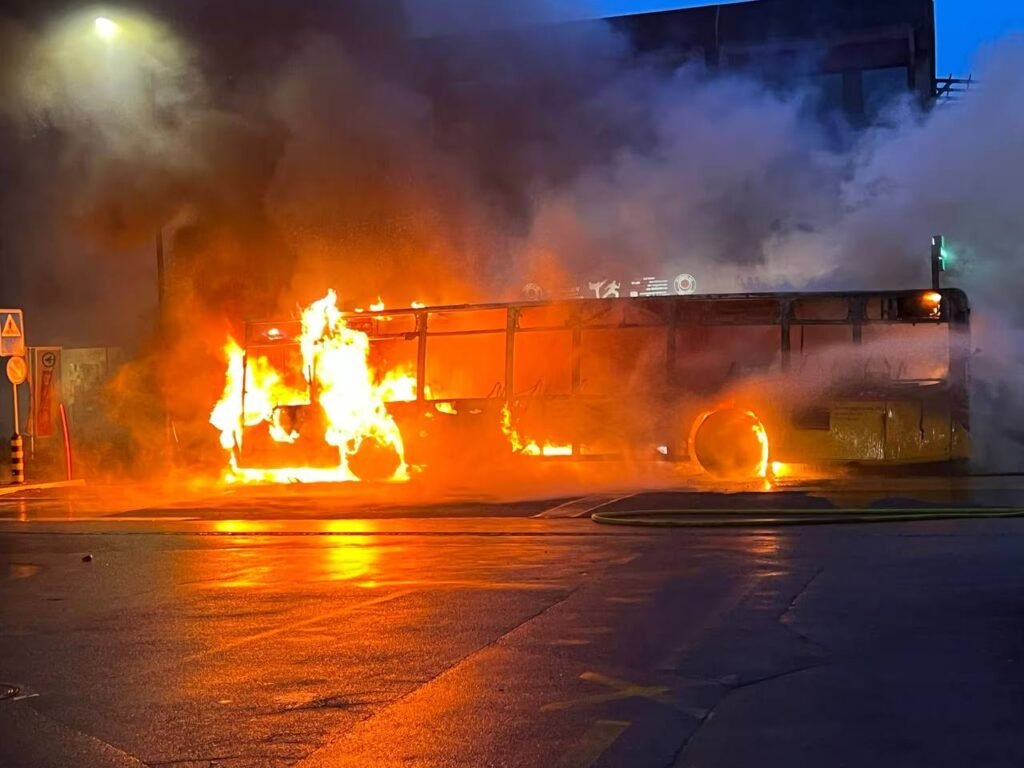 Zjarr në një autobus në Zvicër, të paktën gjashtë të vdekur - Zjarr një autobusnëZvicërtëpaktëngjashtëtëvdekur