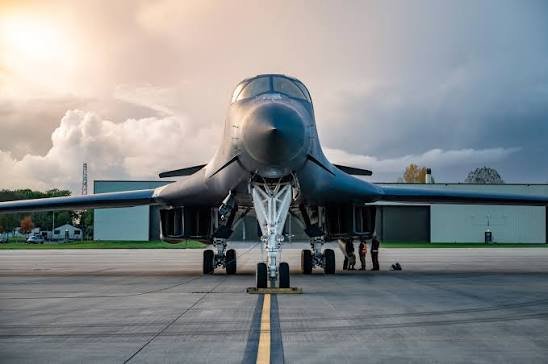 Bombarduesi amerikan B-1B zbarkon në bazën ushtarake në Britani - Bombarduesi amerikan B-1B zbarkonnëbazënushtarakenëBritani