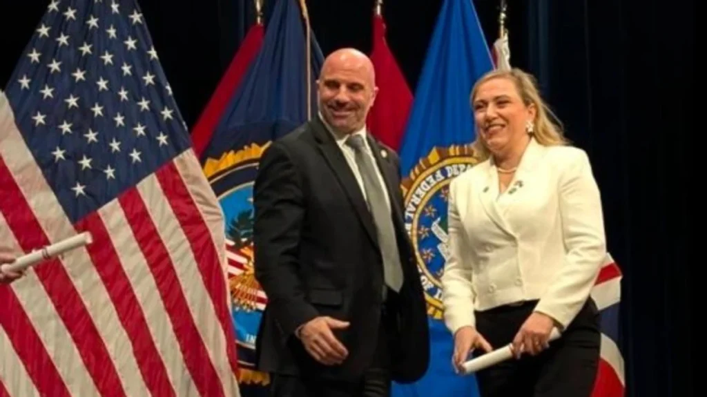 Major Vjollca Hoti ka përmbyllur me sukses një nga trajnimet më prestigjioze ndërkombëtare, duke diplomuar në Akademinë Kombëtare të FBI-së në Quantico, SHBA - Major Vjollca Hoti kapërmbyllurmesuksesnjëngatrajnimetmëprestigjiozendërkombëtaredukediplomuarnëAkademinëKombëtaretëFBI-sënëQuanticoSHBA