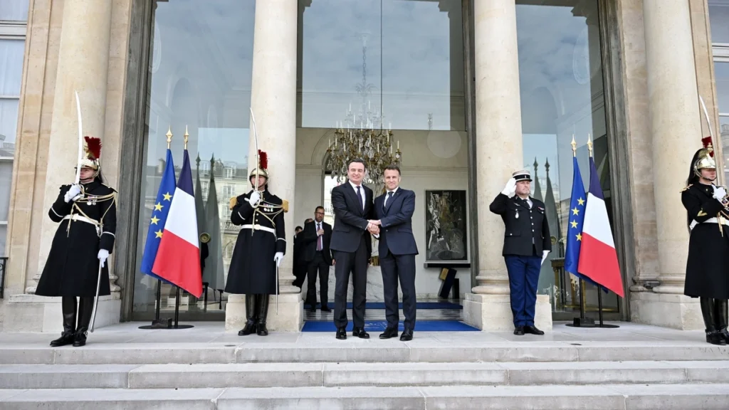 Kurti arrin në Francë, pritet nga Macron në Pallatin Elysee - Kurti arrin FrancëpritetngaMacronnëPallatinElysee