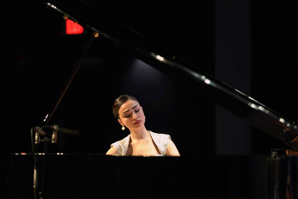 Anila Aliu debuton me sukses në Heartland Festival Orchestra, një mbrëmje që bashkoi emocionin dhe artin - Anila Aliu debuton mesuksesnëHeartlandFestivalOrchestranjëmbrëmjeqëbashkoiemocionindheartin