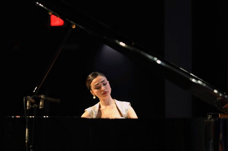 Anila Aliu debuton me sukses në Heartland Festival Orchestra, një mbrëmje që bashkoi emocionin dhe artin - Anila Aliu debuton mesuksesnëHeartlandFestivalOrchestranjëmbrëmjeqëbashkoiemocionindheartin