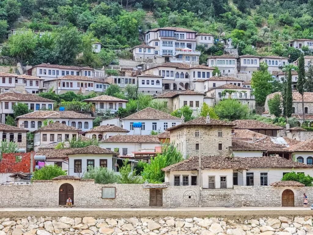 Shqipëri: Me mbi 41% të totalit të hyrjeve, Kosova vijon të jetë burimi kryesor i turistëve - Shqipëri mbi 41tëtotalittëhyrjeveKosovavijontëjetëburimikryesorituristëve