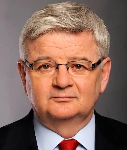 Fischer vë në dyshim të ardhmen e NATO-s - Fischer vë dyshimtëardhmeneNATO-s