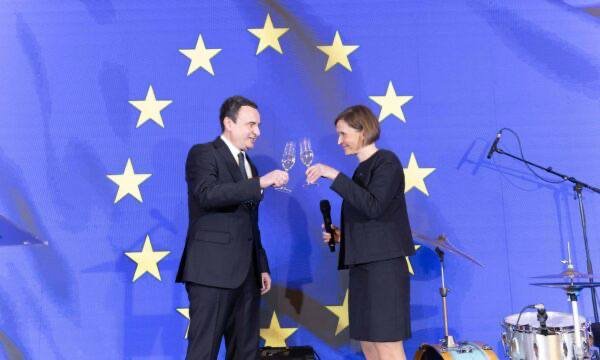 BE pret që Kosova pas zgjedhjeve të ketë qeveri me shumicë të fortë dhe të aftë për kompromise - BE pret që Kosovapaszgjedhjevetëketëqeverimeshumicëtëfortëdhetëaftëpërkompromise