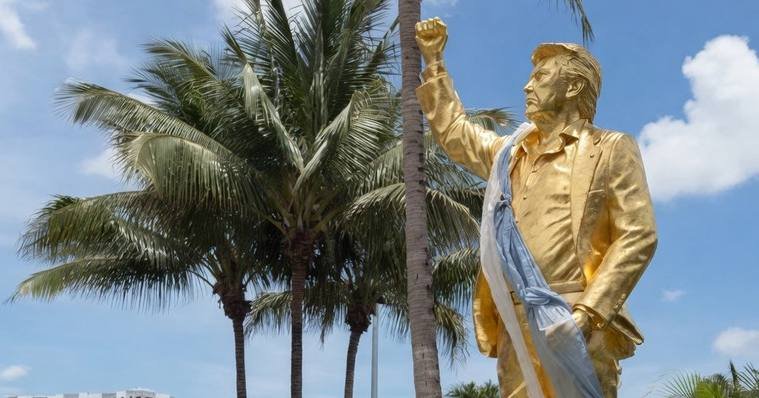 Statuja gjigante prej ari e Trumpit përurohet në Florida - Statuja gjigante prej arieTrumpitpërurohetnëFlorida