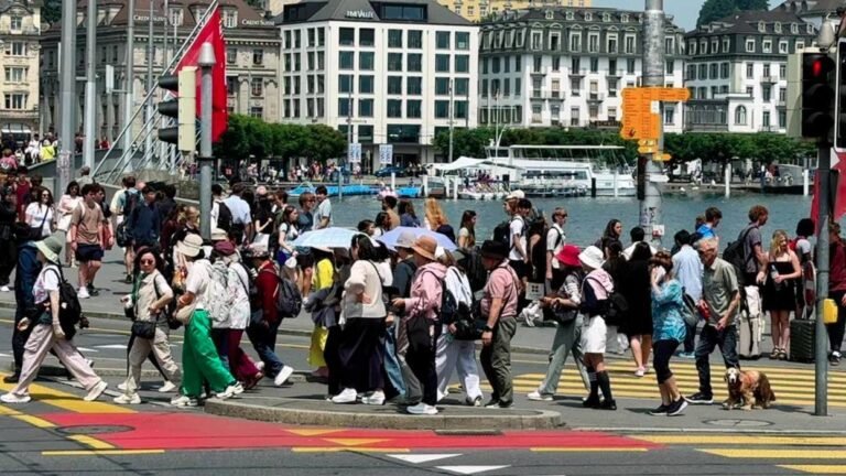 Pesë euro për një selfie, 110 euro për parking - si po i kundërpërgjigjet Zvicra masës së turistëve - Pesë euro njëselfie110europërparking-sipoikundërpërgjigjetZvicramasëssëturistëve