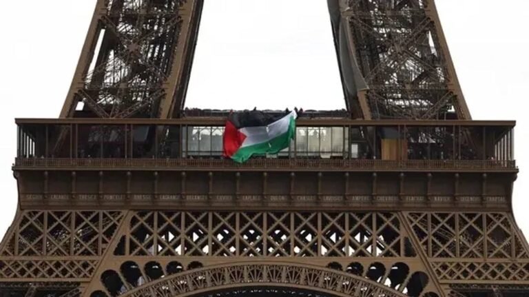 Paris, arrestohen 6 aktivistë pasi shpalosën flamurin palestinez në Kullën Eiffel - Paris arrestohen aktivistëpasishpalosënflamurinpalestineznëKullënEiffel