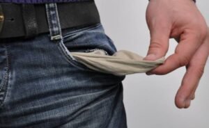 Raport i Eurostat: Një në tre shqiptarë përballet me vështirësi serioze ekonomike