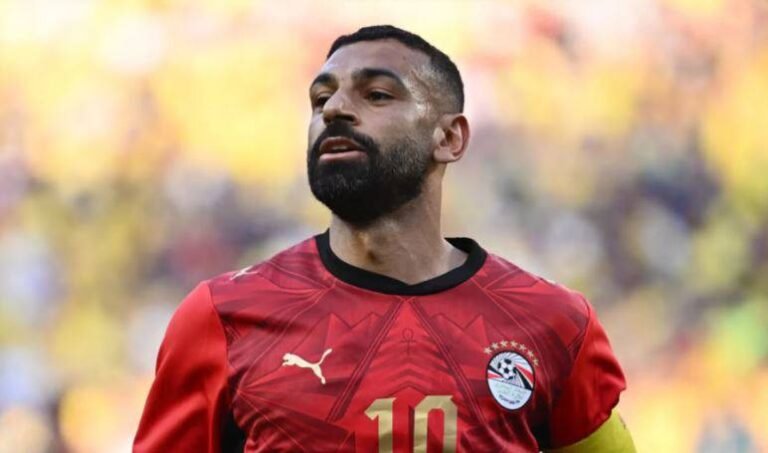 FIFA ndalon fanelat e Egjiptit, i kërkon që të ndryshojë ngjyrën e numrave dhe heqjen e yjeve - FIFA ndalon fanelat eEgjiptitikërkonqëtëndryshojëngjyrënenumravedheheqjeneyjeve
