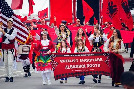 New Yorku vishet kuqezi, parada e “Albanian Roots” bashkon shqiptarët nga të gjitha trojet - New Yorku vishet kuqeziparadaeAlbanianRootsbashkonshqiptarëtngatëgjithatrojet