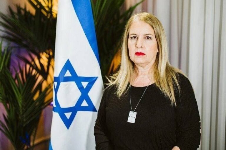 Ambasadorja izraelite pas heqjes së flamurit nga protestuesit: Akt që turpëron popullin shqiptar - Ambasadorja izraelite pas heqjessëflamuritngaprotestuesitAktqëturpëronpopullinshqiptar