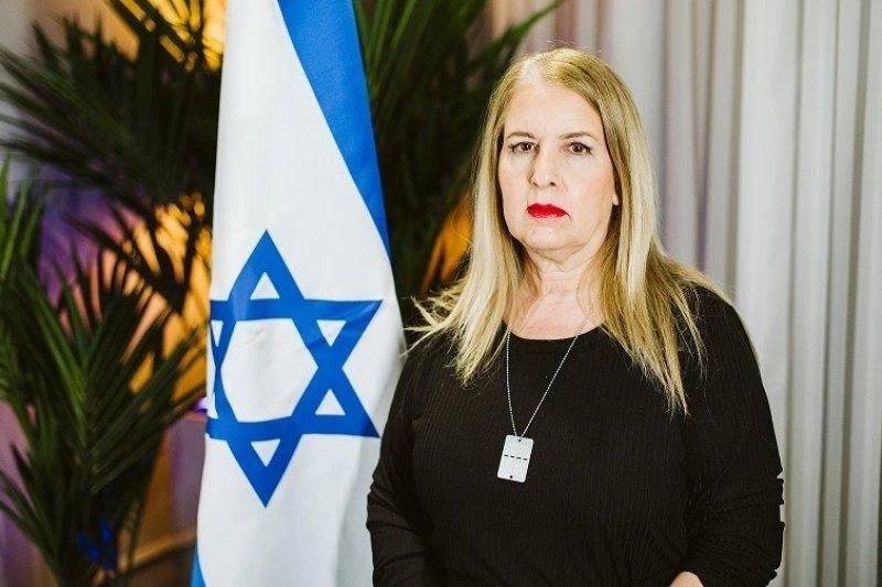 Ambasadorja izraelite pas heqjes së flamurit nga protestuesit: Akt që turpëron popullin shqiptar - Ambasadorja izraelite pas heqjessëflamuritngaprotestuesitAktqëturpëronpopullinshqiptar