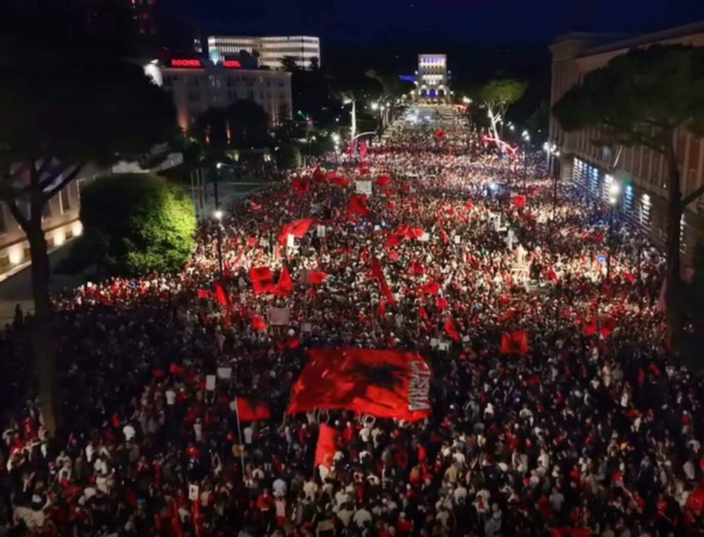 Protestuesit nuk tërhiqen, diaspora mobilizohet për 4 korrikun në Tiranë - Protestuesit nuk tërhiqen diasporamobilizohetpër4korrikunnëTiranë