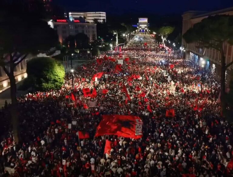 Protestuesit nuk tërhiqen, diaspora mobilizohet për 4 korrikun në Tiranë - Protestuesit nuk tërhiqen diasporamobilizohetpër4korrikunnëTiranë
