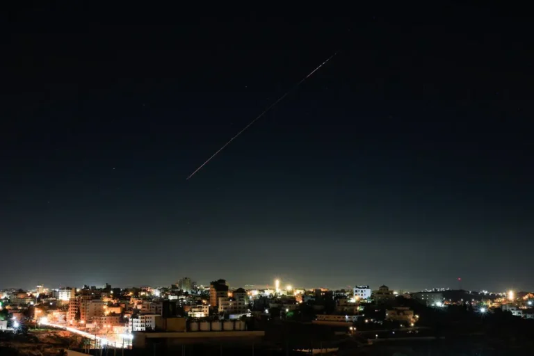 Irani lëshon valë raketash drejt Izraelit, sirenat e alarmit aktivizohen në mbarë vendin - Irani lëshon valë raketashdrejtIzraelitsirenatealarmitaktivizohennëmbarëvendin