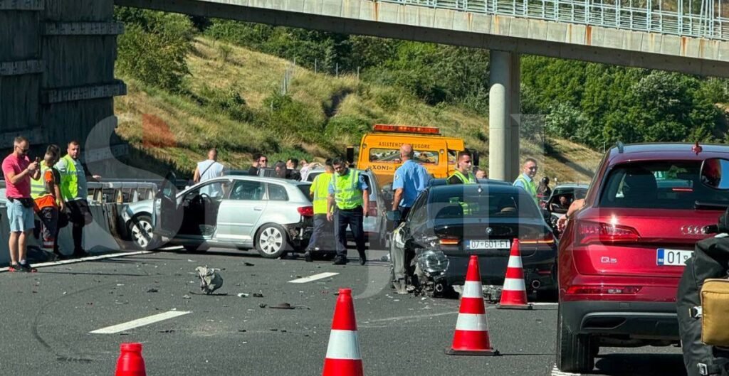 Aksident mes pesë veturave në Vërmicë, Policia në vendngjarje - Aksident mes pesë veturavenëVërmicëPolicianëvendngjarje
