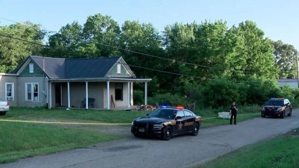 Horror në SHBA: 16 fëmijë jetonin të izoluar në një dhomë për katër vjet, arrestohen katër familjarë - Horror SHBA 16fëmijëjetonintëizoluarnënjëdhomëpërkatërvjetarrestohenkatërfamiljarë