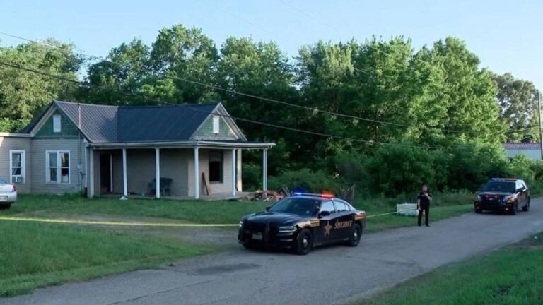 Horror në SHBA: 16 fëmijë jetonin të izoluar në një dhomë për katër vjet, arrestohen katër familjarë - Horror SHBA 16fëmijëjetonintëizoluarnënjëdhomëpërkatërvjetarrestohenkatërfamiljarë