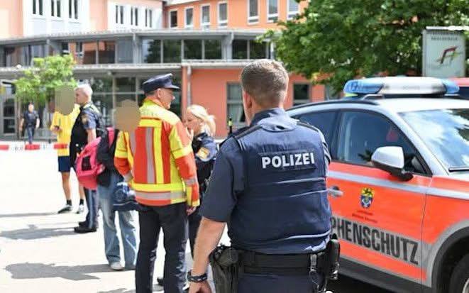 Sulm me thikë në Bavari, plagosen nxënës – në pranga një i mitur - Sulm thikë nëBavariplagosennxënësnëpranganjëimitur