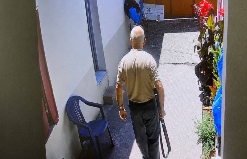 Krimi në Shkodër: Momenti kur burri merr armën, vret gruan dhe e pret Policinë - Krimi Shkodër MomentikurburrimerrarmënvretgruandheepretPolicinë