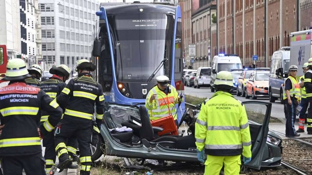 Aksident i rëndë në Mynih: Tramvaji tërheq zvarrë me metra të tërë makinën me një familje brenda - Aksident rëndë nëMynihTramvajitërheqzvarrëmemetratëtërëmakinënmenjëfamiljebrenda