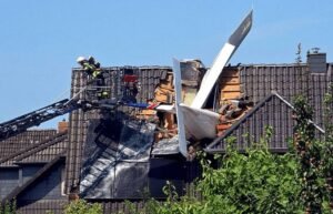 Aeroplani rrëzohet mbi një shtëpi në Gjermani, një i vdekur - Aeroplani rrëzohet mbi njështëpinëGjermaninjëivdekur