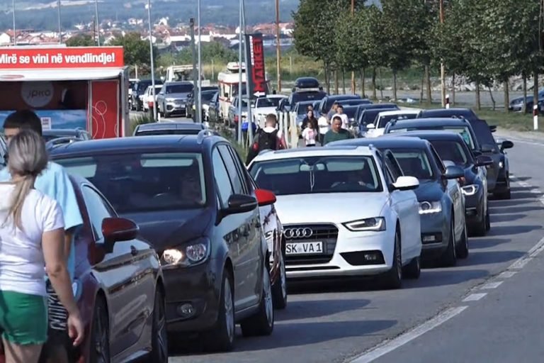 Qarkullim i qetë në pikat kufitare të Kosovës, pritjet deri në 15 minuta - Qarkullim qetë nëpikatkufitaretëKosovëspritjetderinë15minuta