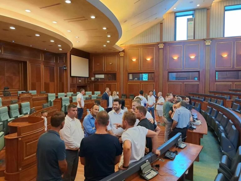 Kuvendi hap dyert për mërgimtarët, Haxhiu: Ejani ta vizitoni shtëpinë e demokracisë - Kuvendi hap dyert përmërgimtarëtHaxhiuEjanitavizitonishtëpinëedemokracisë