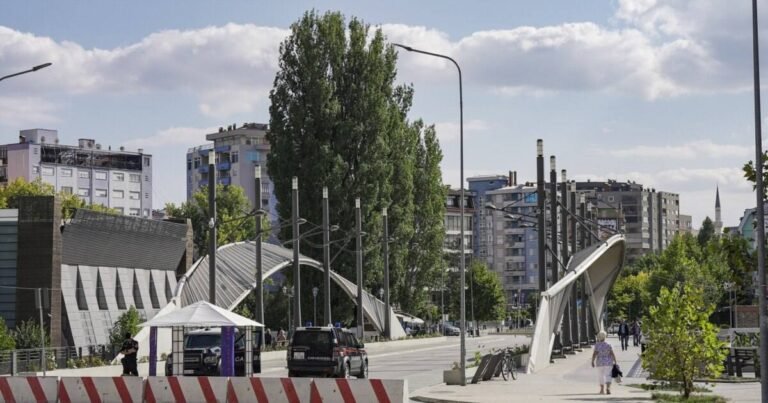 KFOR nis tërheqjen graduale nga Ura e Ibrit - KFOR nis tërheqjen gradualengaUraeIbrit