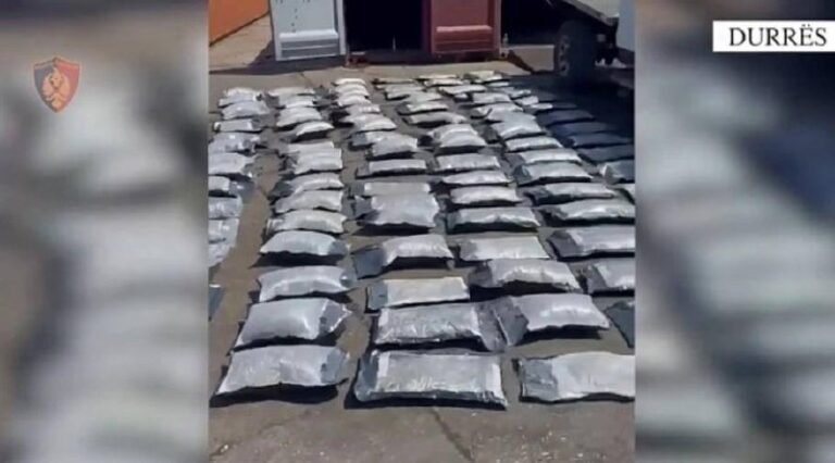 Tre kosovarë arrestohen në Durrës, kapen 80 kilogramë kanabis me vlerë rreth 1 milion euro - Tre kosovarë arrestohen nëDurrëskapen80kilogramëkanabismevlerërreth1milioneuro