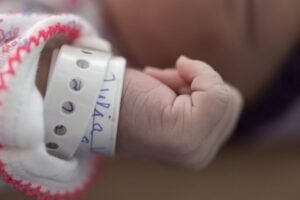 Kosovë: Më pak lindje, më shumë largime - Kosovë Më pak lindjemëshumëlargime