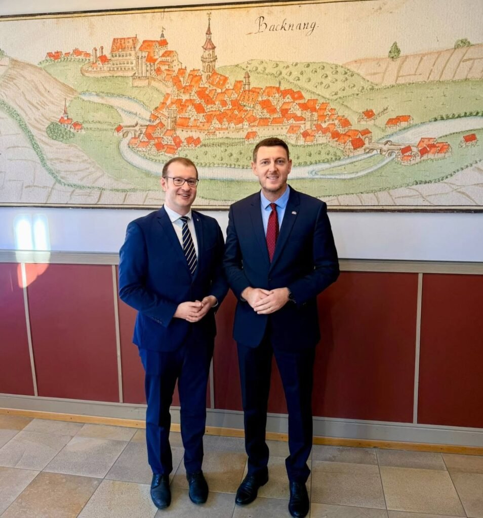 Konsulli i Kosovës në Shtutgart, Hamdi Bërbatovci, takohet me kryetarin e Backnangut - Konsulli Kosovës nëShtutgartHamdiBërbatovcitakohetmekryetarineBacknangut