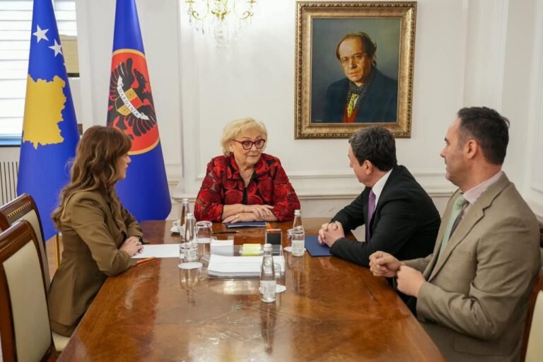 Presidentja Justina Shiroka Pula zhvillon takimin e parë koordinues me krerët institucionalë - Presidentja Justina Shiroka Pulazhvillontakimineparëkoordinuesmekrerëtinstitucionalë