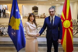 Kryetarja e Kuvendit të Kosovës takon Mickoskin në Shkup, në fokus projektet e përbashkëta