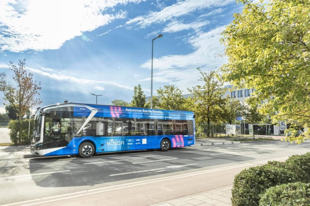 Autobusi i parë autonom del në qarkullim, testimet me udhëtarë nisin në nëntor - Autobusi parë autonomdelnëqarkullimtestimetmeudhëtarënisinnënëntor