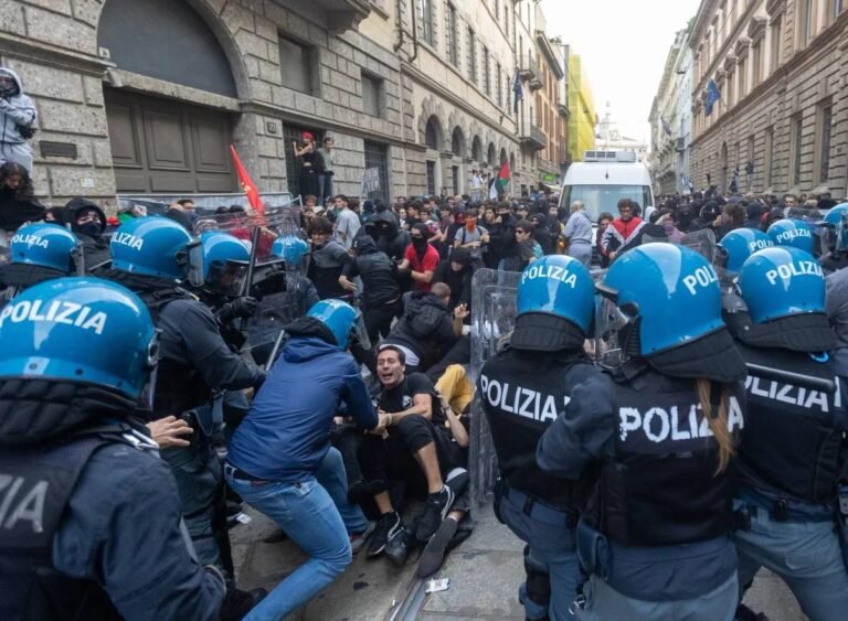 Tensione në Itali, protestuesit hyjnë në Koloseum - përplasje me policinë në disa qytete - Tensione Itali protestuesithyjnënëKoloseum-përplasjemepolicinënëdisaqytete